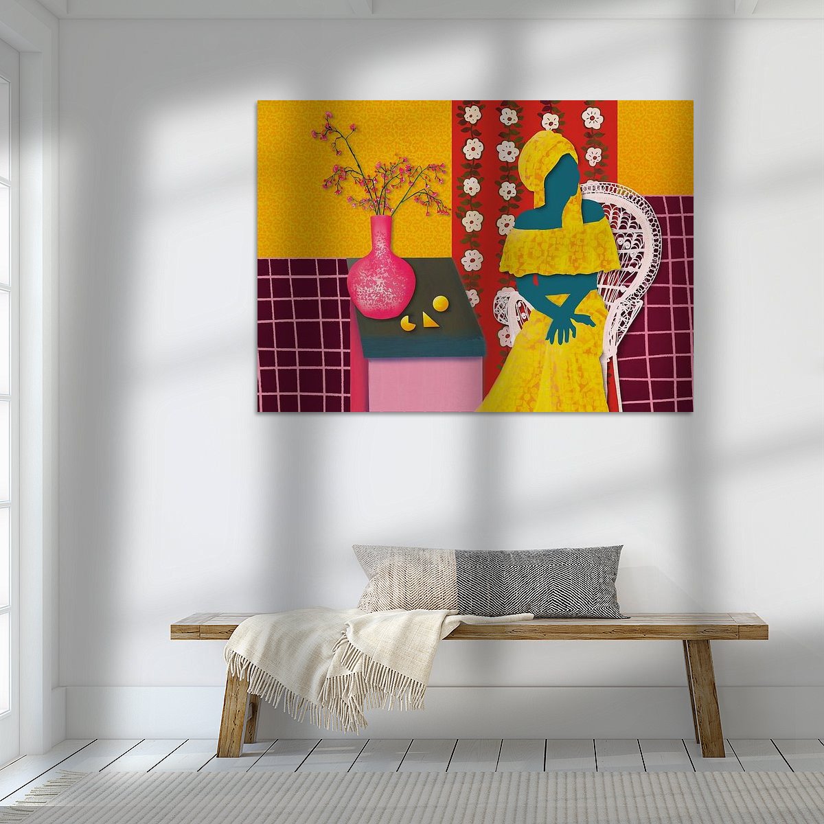 Vrouw in gele jurk gicleé print